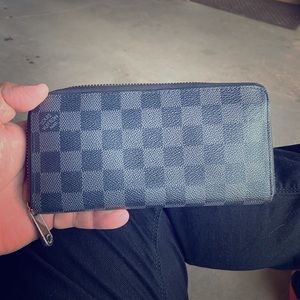 Louis Vuitton Damier graphite zippy wallet